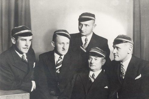 Maksymilian Wojciechowski w grupie student&oacute;w
