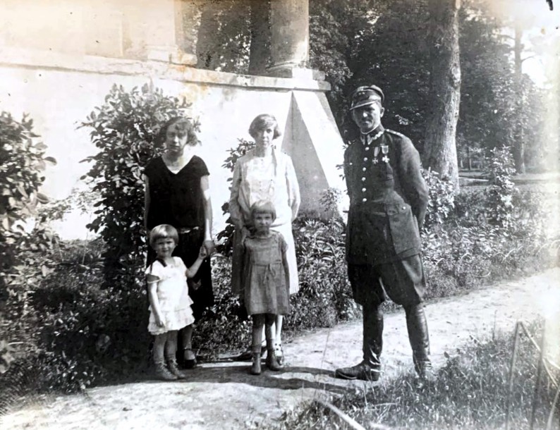 Stanisław Wolnowski z córkami
