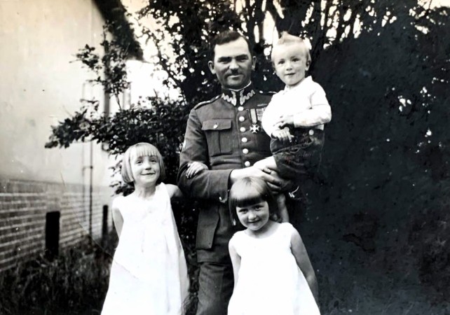 Stanisław Wolnowski w mundurze z trójką dzieci