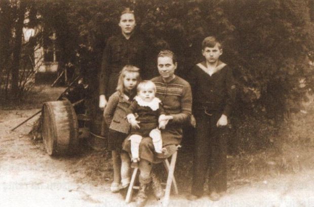 Żona Kazimierza Woźnego - Maria z dziećmi