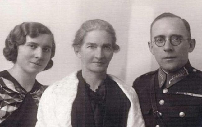J&oacute;zef Wr&oacute;blewski z matką i siostrą