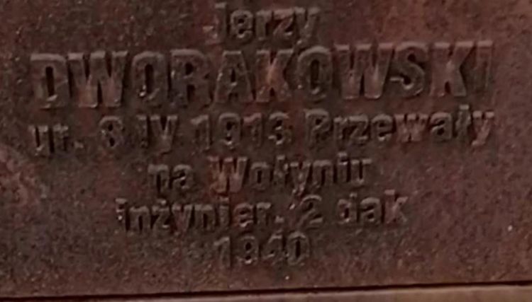 Tabliczka cmentarna kapitana Juliana Nietupskiego na Cmentarzu Wojennym w Katyniu. 