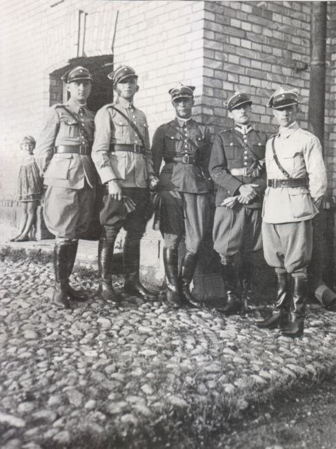 Czesław J&oacute;zef Golędzinowski w mundurze, 1 Pułk Piechoty Legion&oacute;w (drugi z prawej).