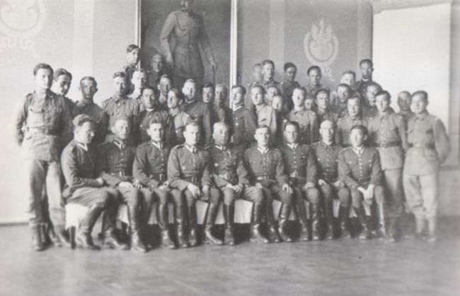 Czesław J&oacute;zef Golędzinowski stoi w środku, w mundurze podporucznika. Wilno 1936 rok