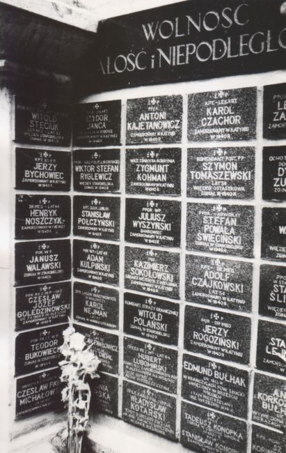 Ściana pamięci w kościele pw św. Karola Boromeusza na Powązkach w Warszawie