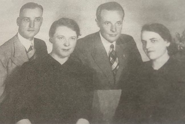 Mieczysław i Tadeusz Koczera z siostrami