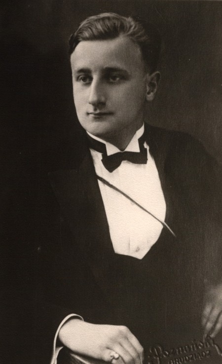 Henryk Tomaszewski w wieku 21 lat. Zdjęcie maturalne.